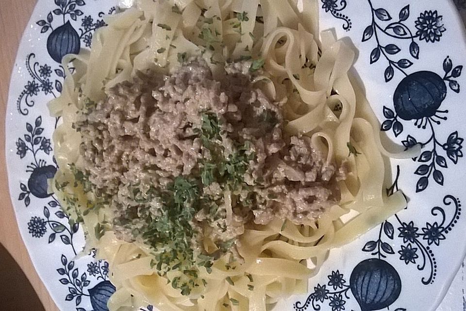 Spaghetti mit Hackfleisch und saurer Sahne