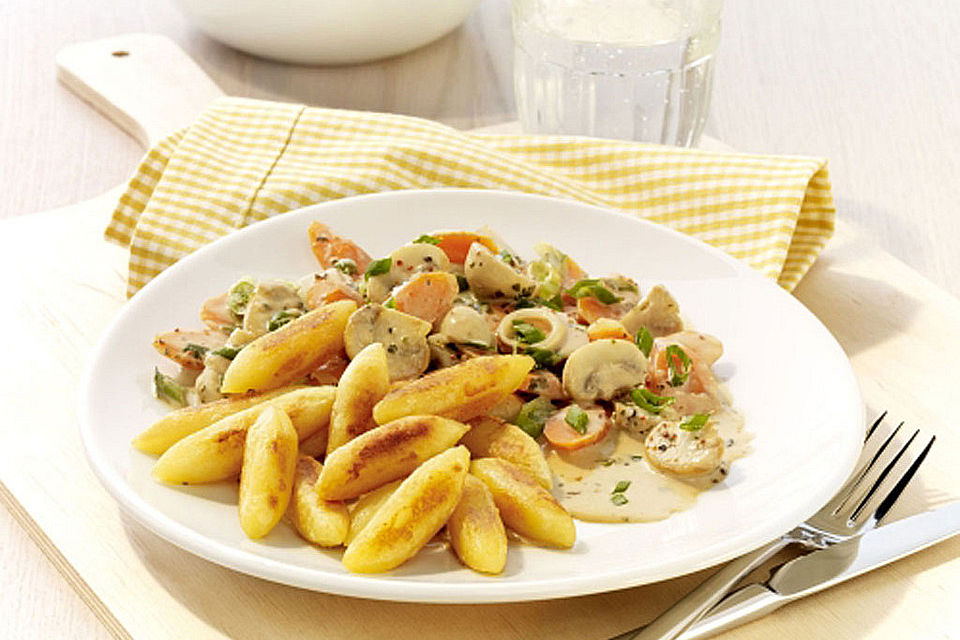 Möhren-Champignon-Gemüse mit Kartoffelnudeln