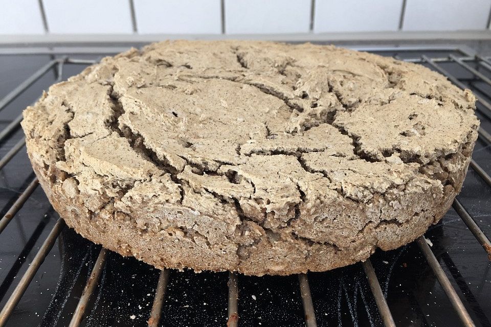 Veganes, glutenfreies Buchweizenbrot mit Nüssen und Samen