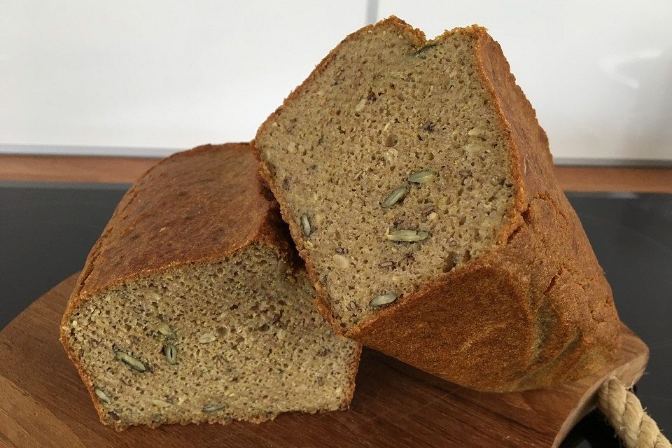 Veganes, glutenfreies Buchweizenbrot mit Nüssen und Samen