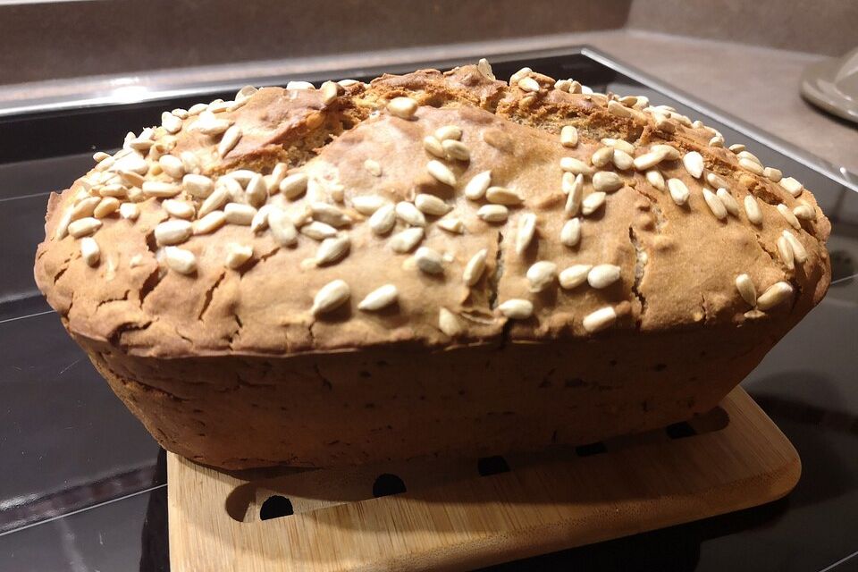 Veganes, glutenfreies Buchweizenbrot mit Nüssen und Samen