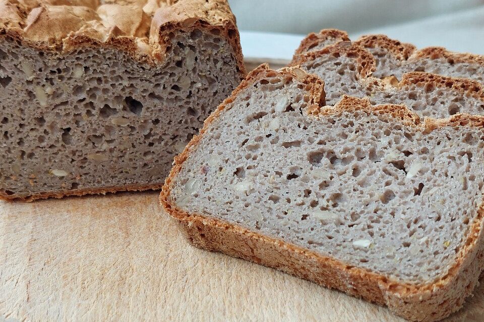 Veganes, glutenfreies Buchweizenbrot mit Nüssen und Samen