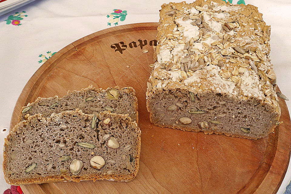 Veganes, glutenfreies Buchweizenbrot mit Nüssen und Samen