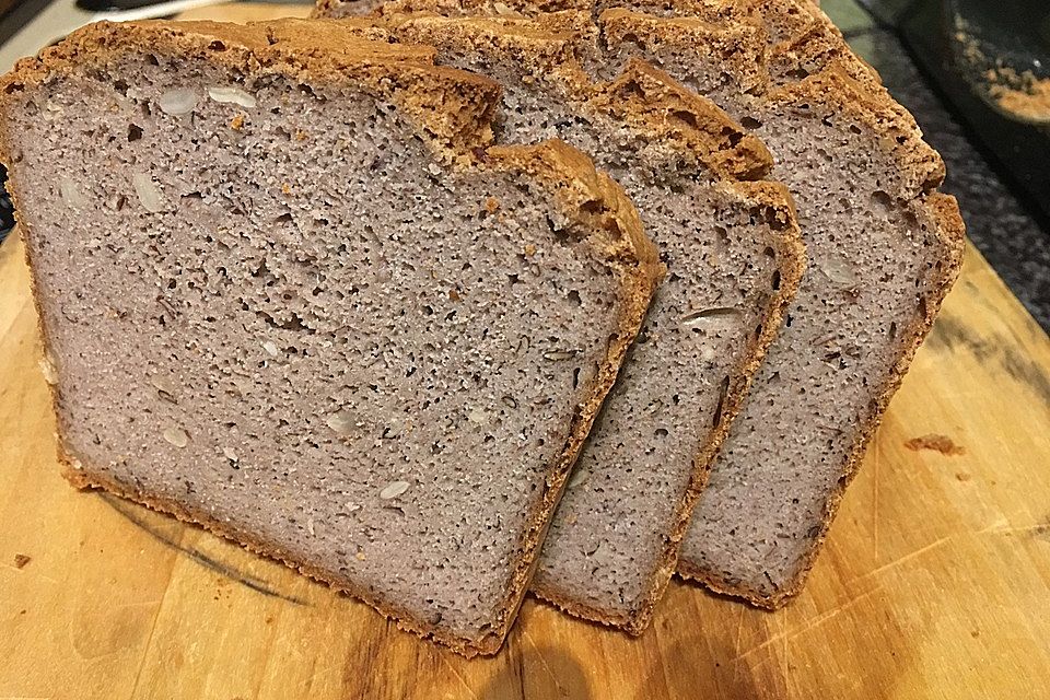 Veganes, glutenfreies Buchweizenbrot mit Nüssen und Samen