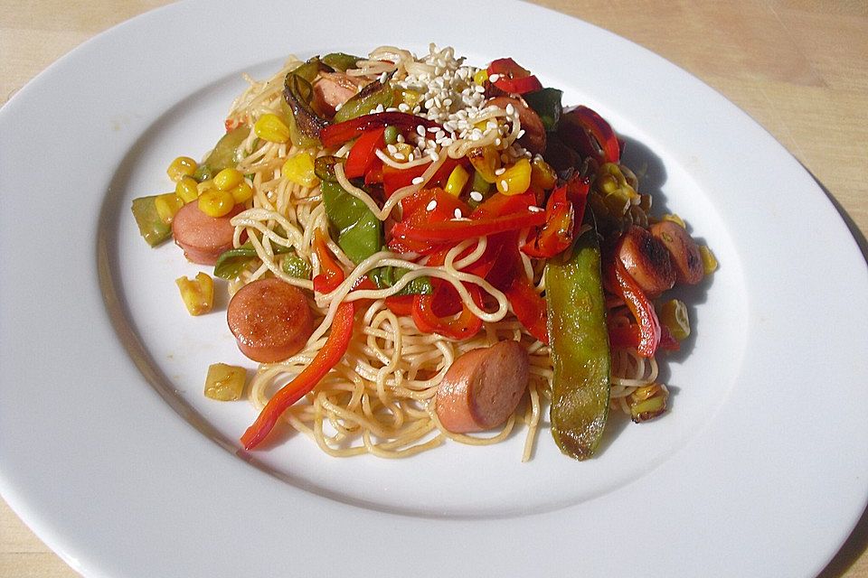 Würstchenpfanne mit Nudeln und Gemüse Würstchenpfanne mit Nudeln und Gemüse
