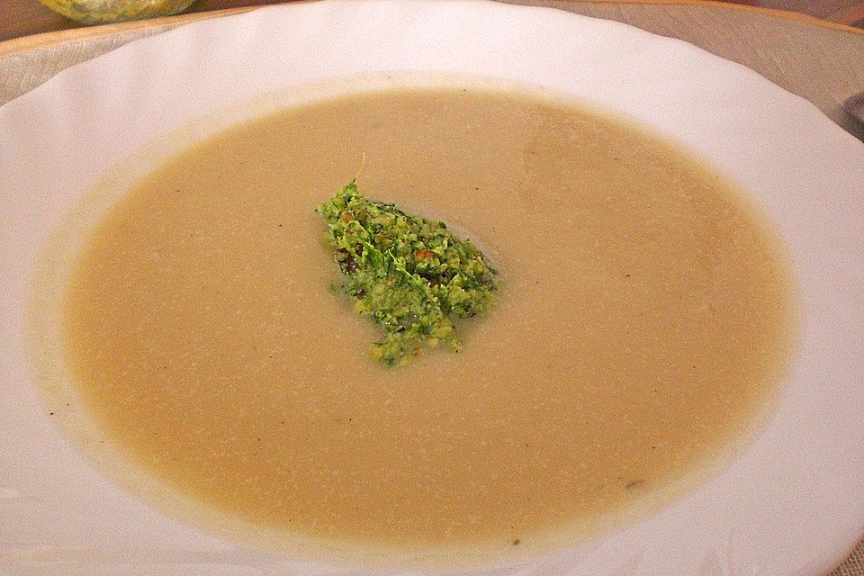 Petersilienwurzel-Suppe mit Haselnuss-Pesto