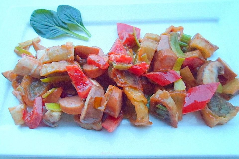 Maultaschen mit Gemüse in Tomaten-Sahne-Soße