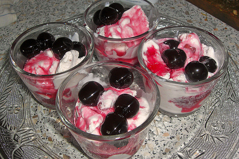 Eiskaltes Kirschdessert