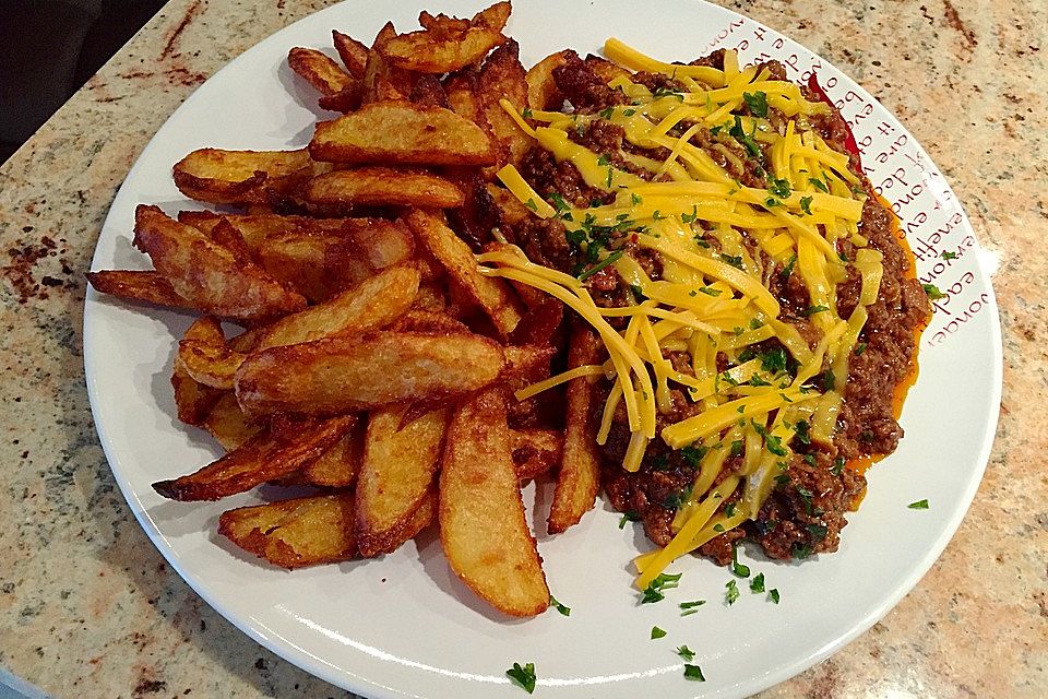 Amerikanische Chili-Cheese Fries