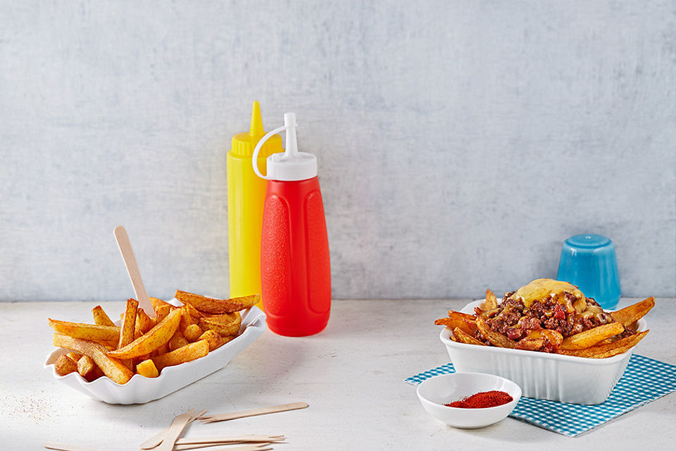 Amerikanische Chili-Cheese Fries