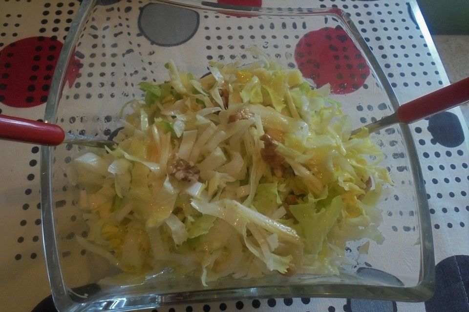 Endiviensalat mit Nüssen à la Gabi