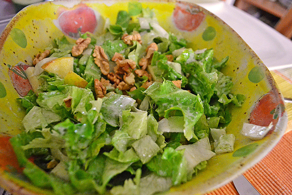 Endiviensalat mit Nüssen à la Gabi