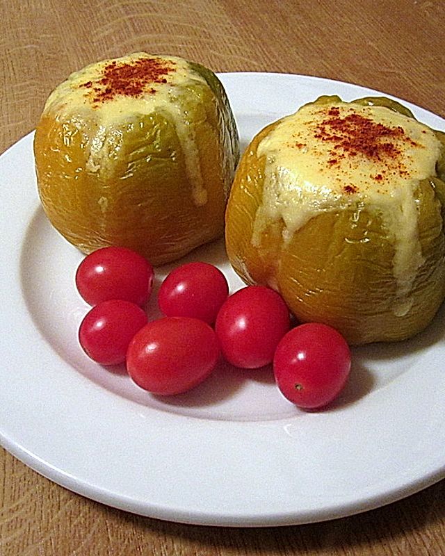 Paprika gefüllt mit pikantem Parmesan-Reis und einer Tomate
