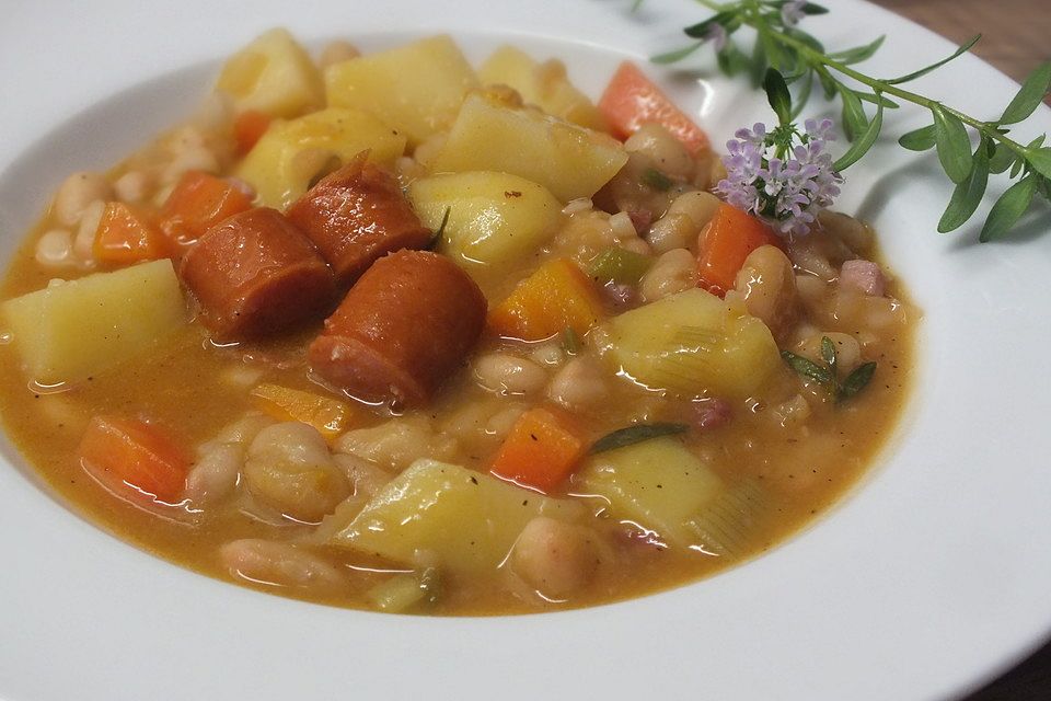 Bohneneintopf mit Würstchen und Kartoffeln