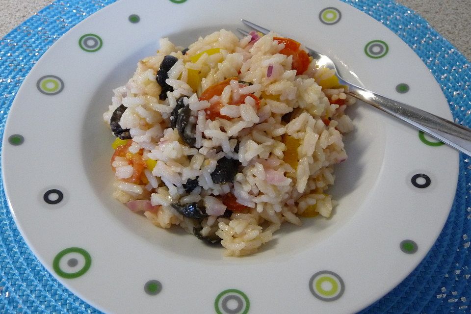 Reissalat mit Oliven und Tomaten