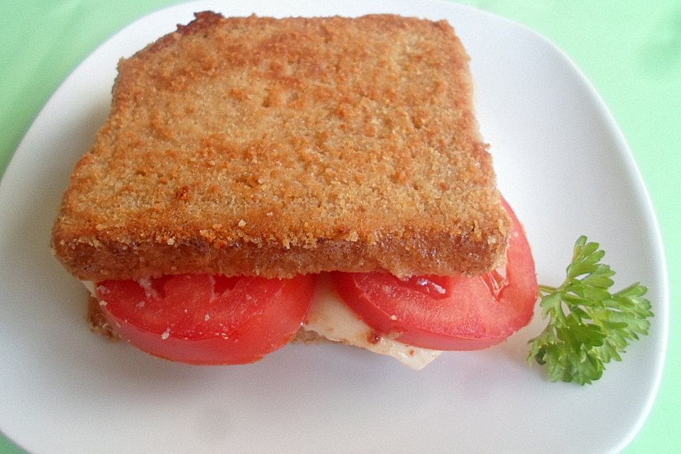 Toastecken mit Mozzarella und Tomaten gefüllt