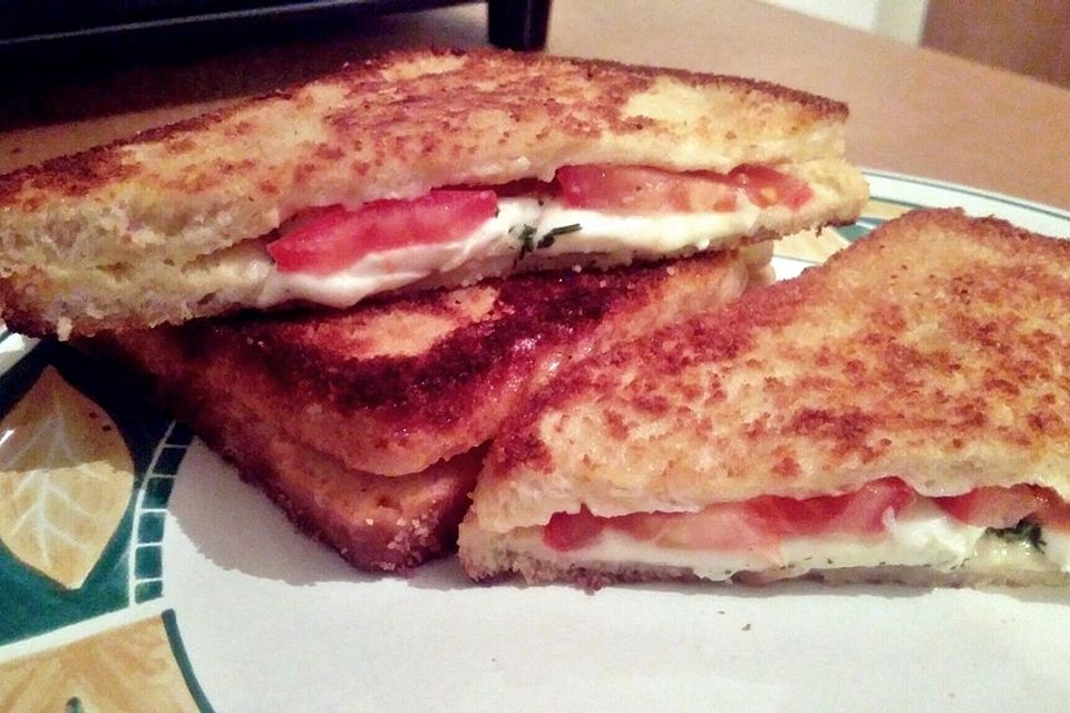 Toastecken mit Mozzarella und Tomaten gefüllt