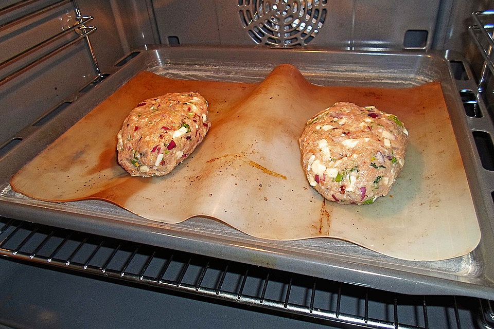 2 Mini- Hackbraten mit Tomate-Mozzarella-Füllung