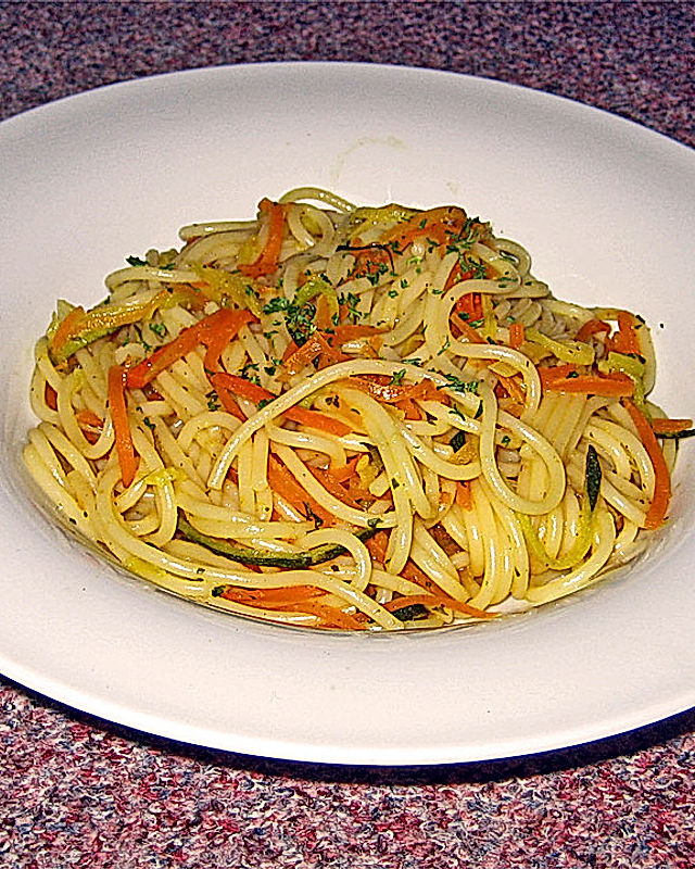Zucchini-Möhren-Nudeln