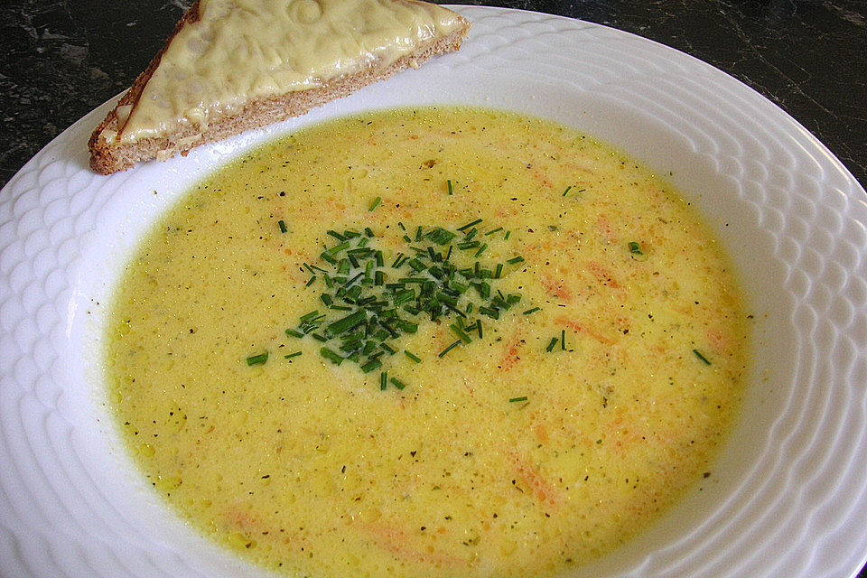 Cremige Knoblauchsuppe mit Käsetoast