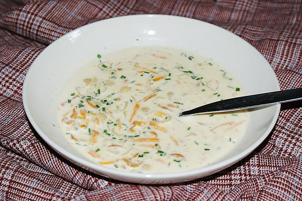 Cremige Knoblauchsuppe mit Käsetoast