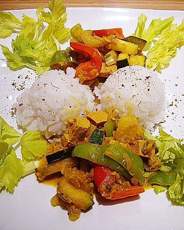 Gemüsecurry mit Tofu auf Jasminreis