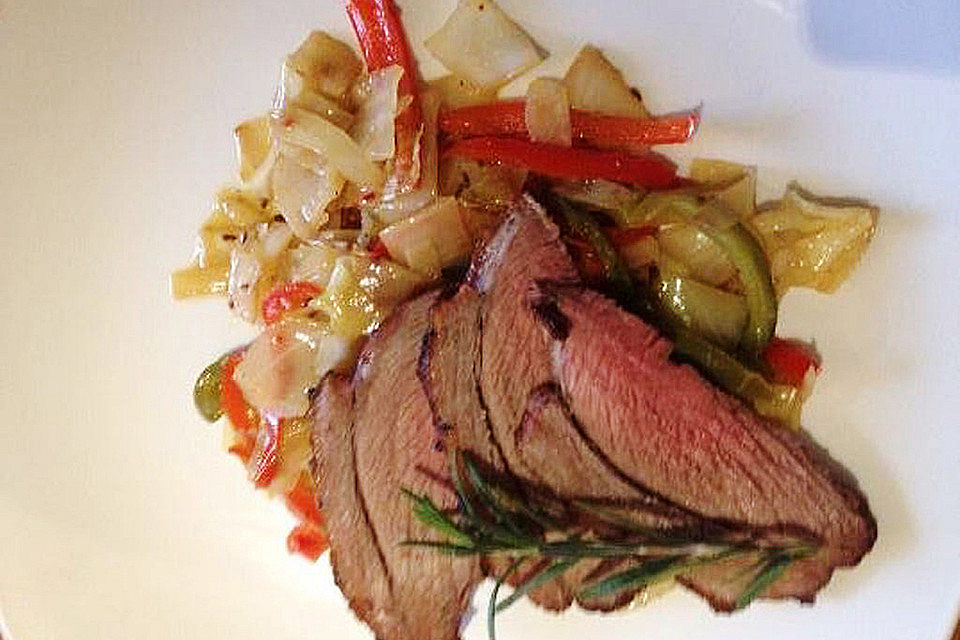 Roastbeef auf glasiertem Weißkohl-Paprika Gemüse