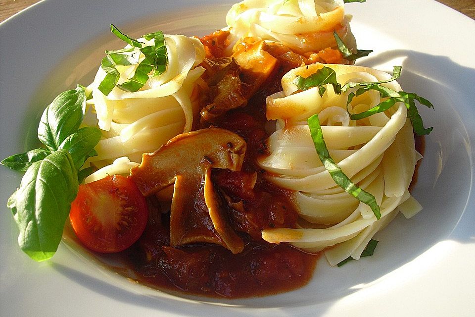 Pasta mit Tomaten-Steinpilz-Sauce