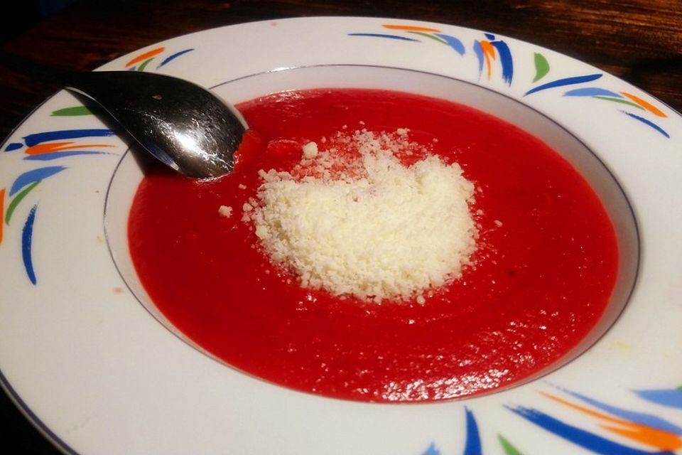 Rote Beete-Suppe mit Parmesan