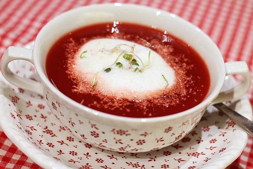 Rote Beete-Suppe mit Parmesan