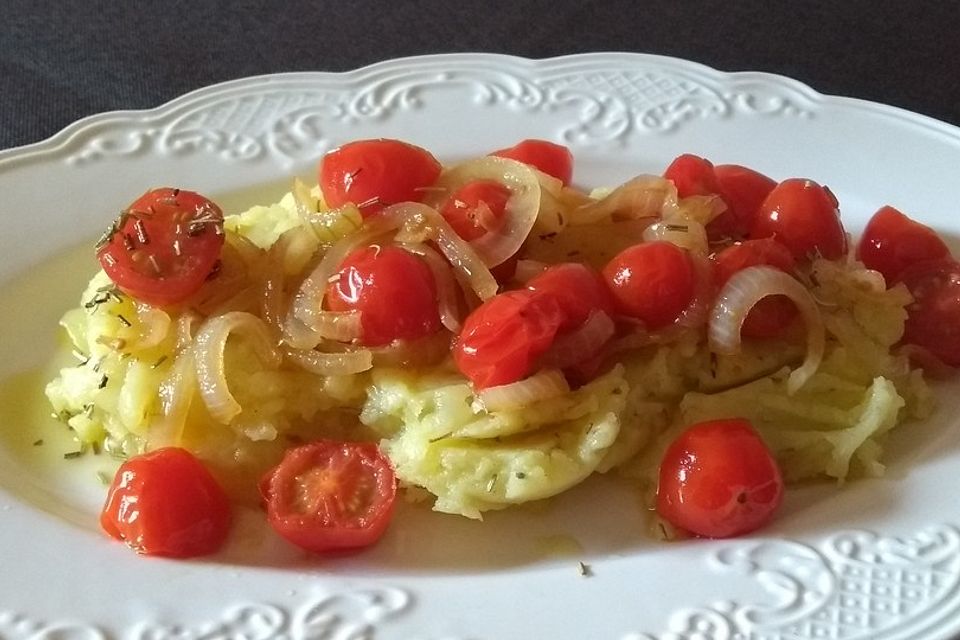 Kartoffelstampf mit Rosmarin, Tomaten und Zwiebeln