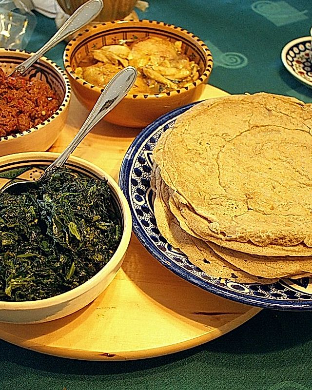 Äthiopisches Rindfleisch mit Injera und Grünkohl