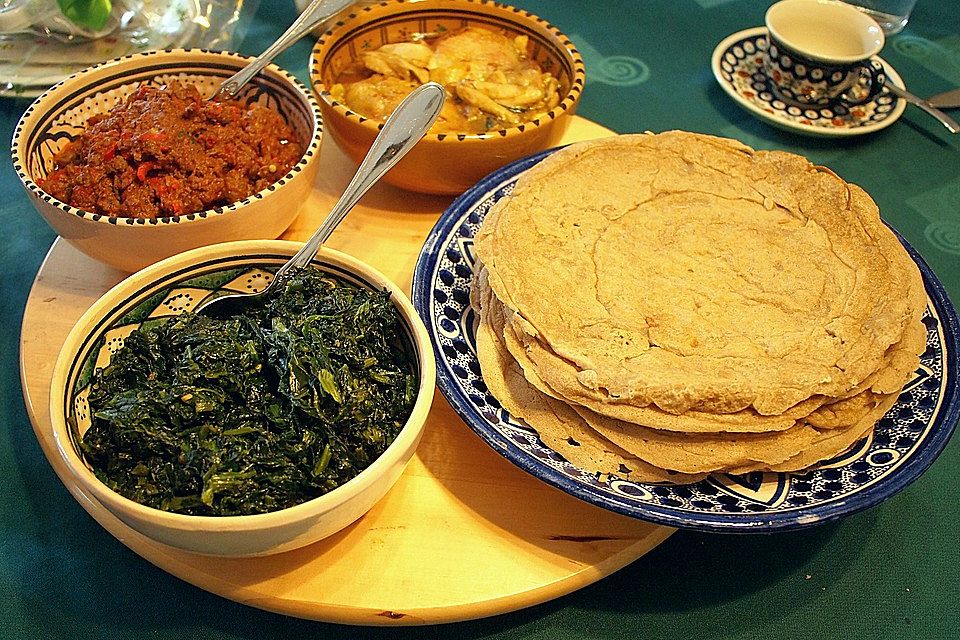 Äthiopisches Rindfleisch mit Injera und Grünkohl