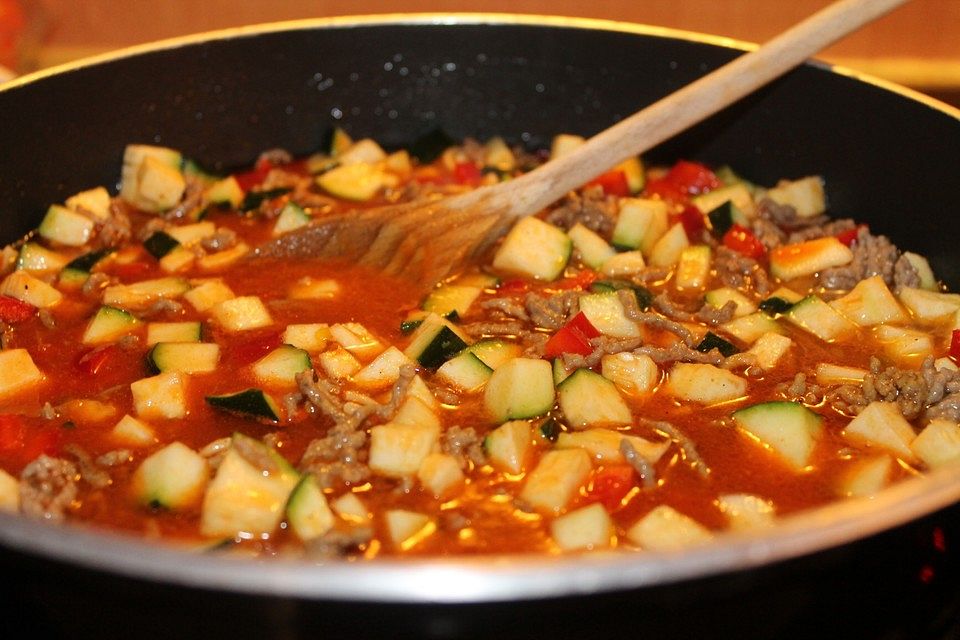 Faschiertes mit Zucchini und Paprika