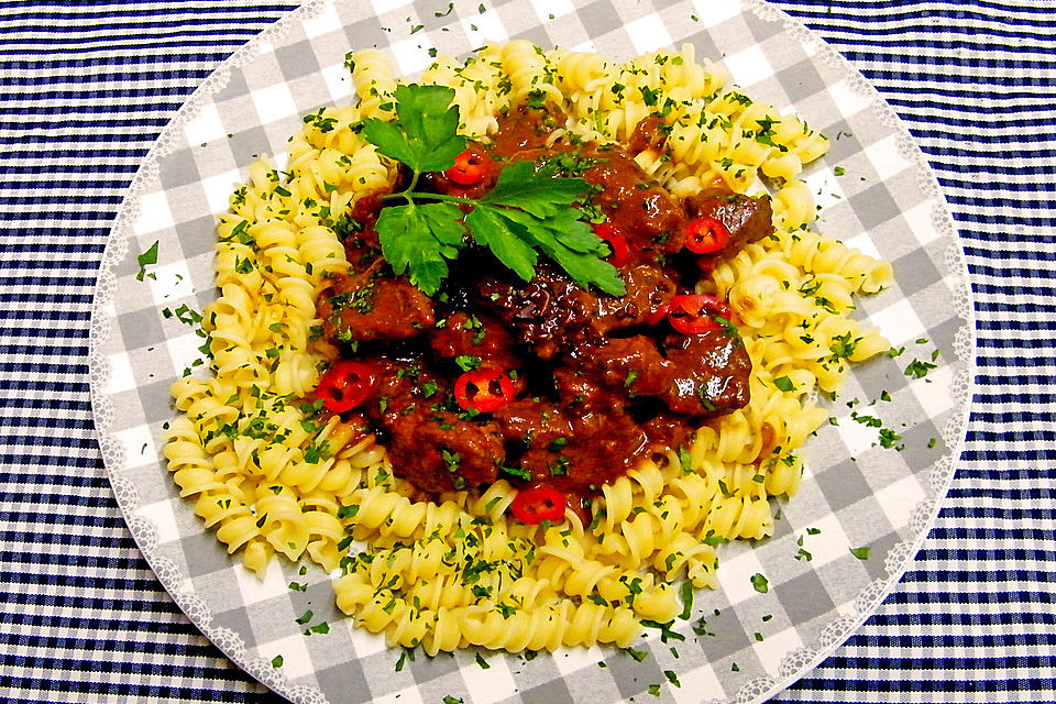 Rindersaftgulasch mit Chili und Schokolade