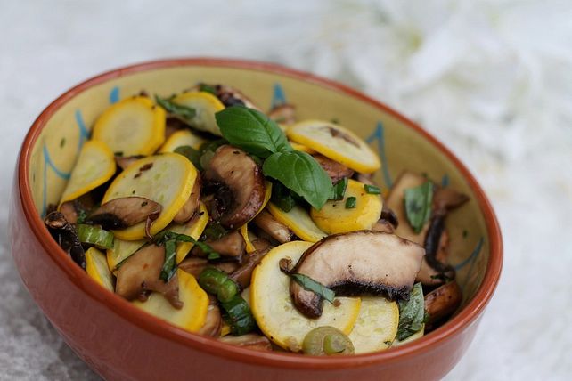 Travelamigos Zucchini-Champignon-Salat mit Balsamicovinaigrette von ...