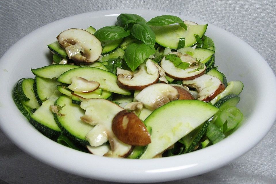 Travelamigos Zucchini-Champignon-Salat mit Balsamicovinaigrette