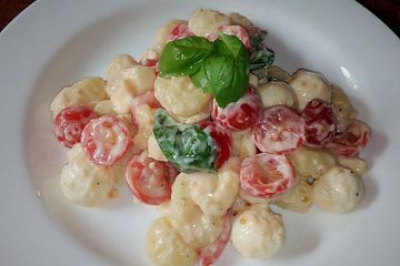 Gnocchisalat mit Tomate-Mozzarella
