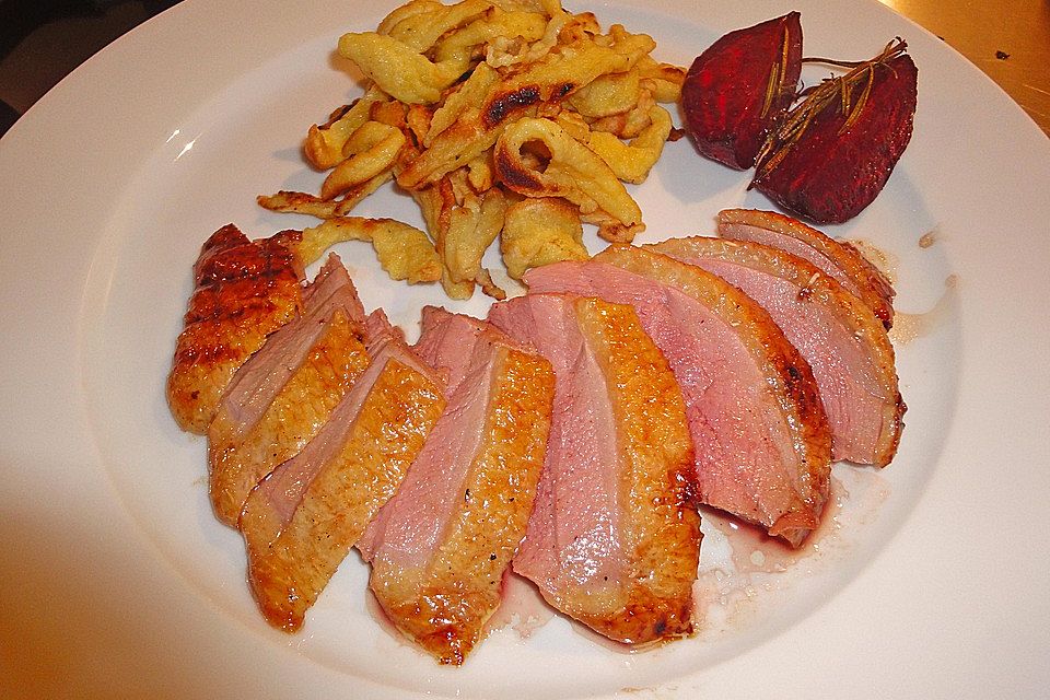 Ganze Ente, rosa gebraten und in zwei Gängen serviert