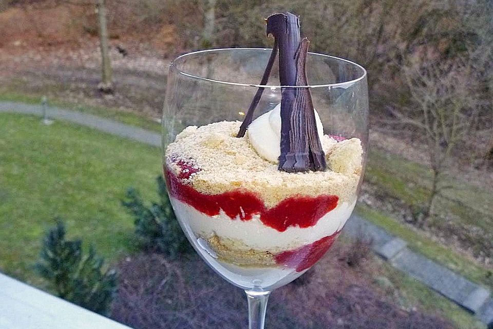 Himbeer-Tiramisu mit Amarettini