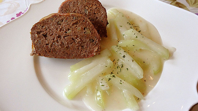 Hackbraten mit Kräutern im Bräter - dazu Butter-Petersilien-Kohlrabi ... Hackbraten mit Kräutern im Bräter - dazu Butter-Petersilien-Kohlrabi ...