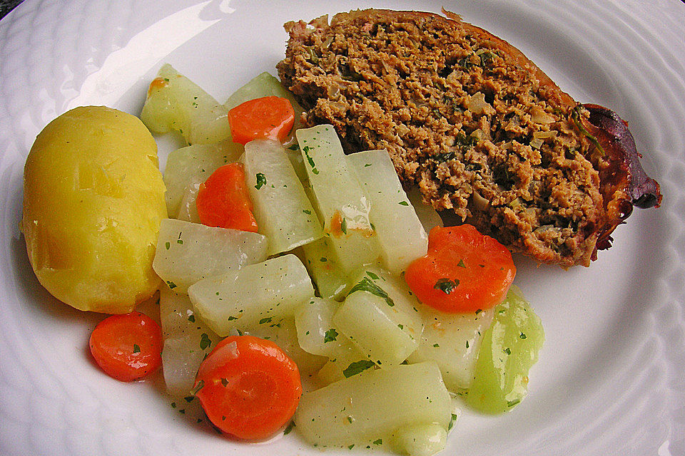 Hackbraten mit Kräutern im Bräter - dazu Butter-Petersilien-Kohlrabi