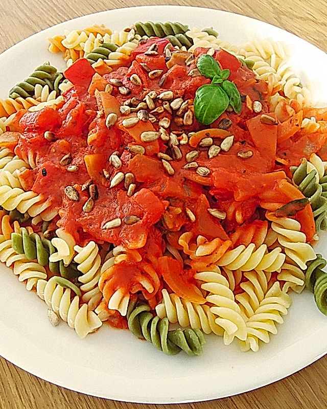Fusilli mit Tomaten-Oliven-Soße und Sonnenblumenkernen