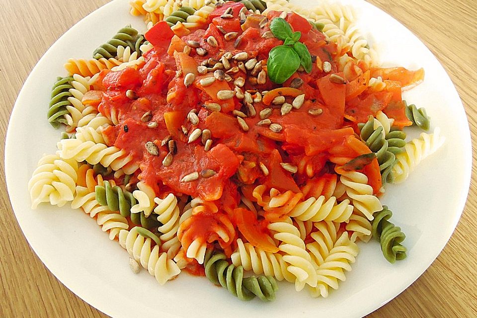 Fusilli mit Tomaten-Oliven-Soße und Sonnenblumenkernen