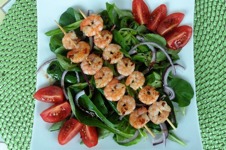 Scampi-Spieß auf Feldsalat