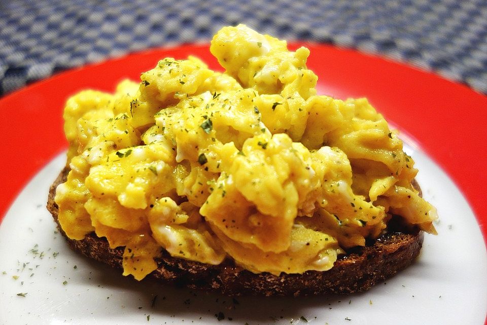 Rührei mit Schwarzbrot