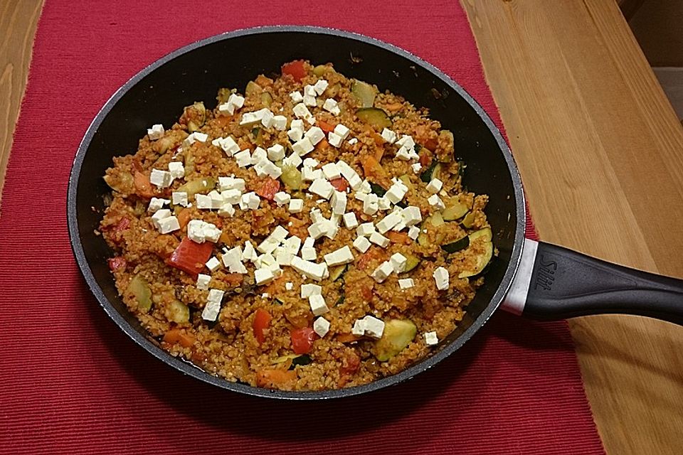 Orientalisch angehauchte Gemüse-Bulgur-Pfanne