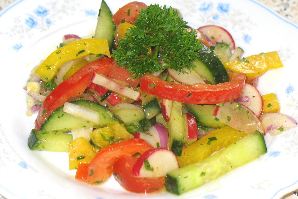 Knackiger Rohkostsalat mit Balsamico-Vinaigrette