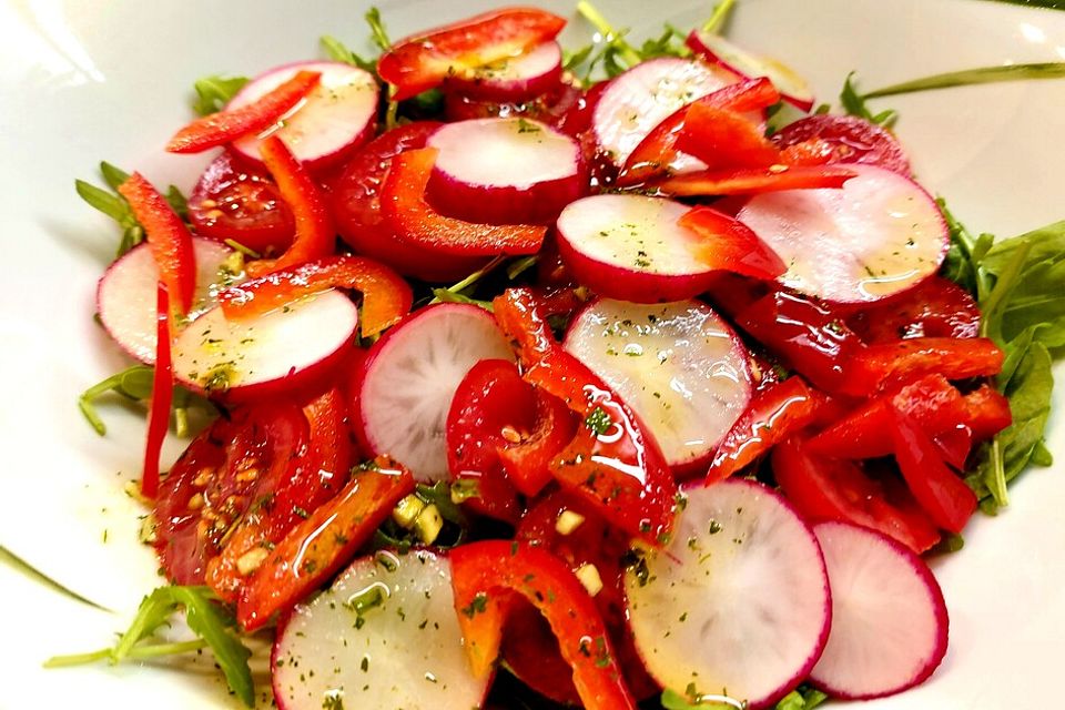 Knackiger Rohkostsalat mit Balsamico-Vinaigrette