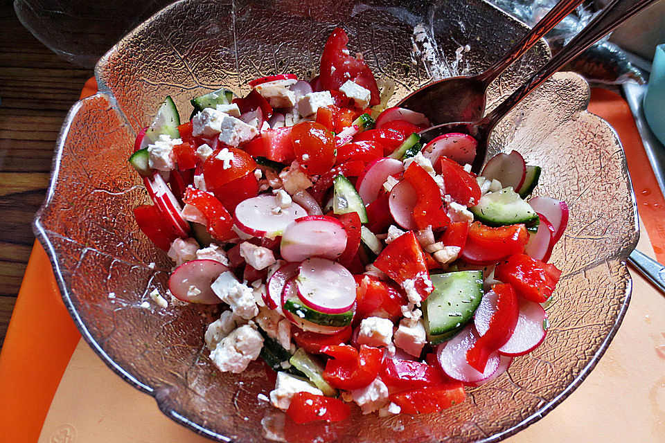 Knackiger Rohkostsalat mit Balsamico-Vinaigrette